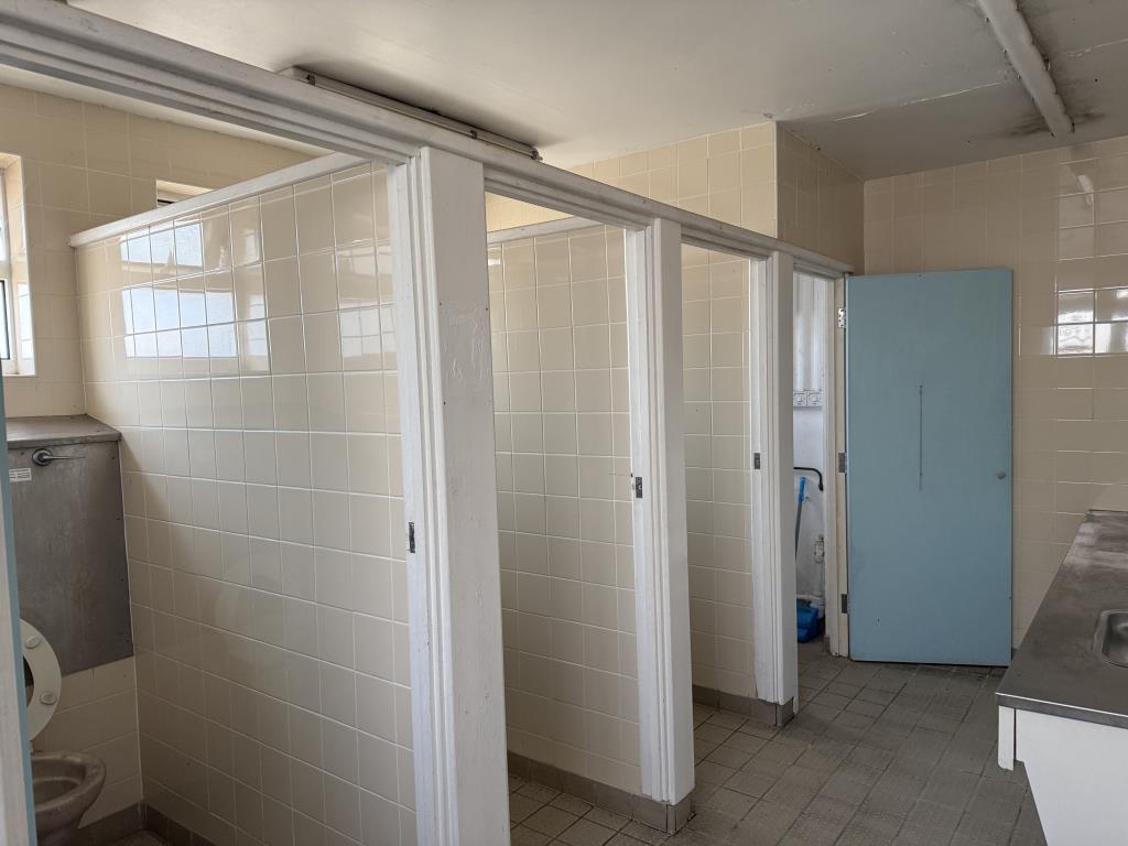 Lot: 69 - FORMER PUBLIC CONVENIENCES WITH POTENTIAL - General view of ladies cubicles